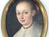 portrait d'une jeune fille en robe blanche avec un nœud rouge
