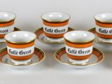 un lot de verres à shot orange et blancs posés sur une table