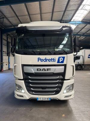 un camion blanc garé à l'intérieur d'un bâtiment
