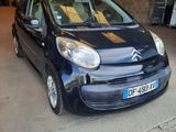 la photo d'une petite voiture garée dans un garage