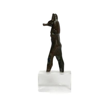 une statue représentant un ours debout sur un socle
