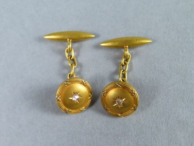 deux paires de boutons de manchette plaqués or ornés d'une étoile