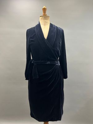 APOSTROPHE. Robe portefeuille en velours bleu nuit, taille 38. (A l'ét
