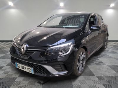 la voiture noire est garée dans le garage sur un sol en damier