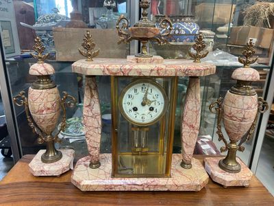 Garniture de cheminée en marbre rose comprenant une pendule … - Photo 1