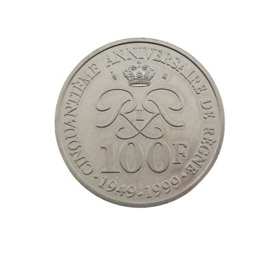 une pièce d'argent sur laquelle figure une couronne, sur fond blanc