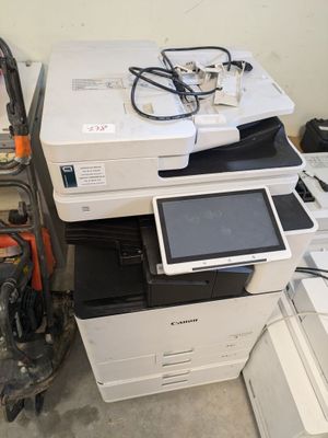 une imprimante et un scanner-imprimante empilés l'un sur l'autre