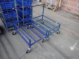 un chariot bleu posé à côté d'une pile de caisses bleues