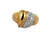 gros plan d'une bague en or et diamants sur fond blanc