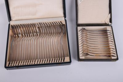 paire de fourchettes et cuillères de service en métal argenté, dans un coffret