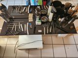 une table sur laquelle sont posés des ciseaux et d'autres objets
