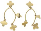 une paire de boucles d'oreilles en or ornées de fleurs