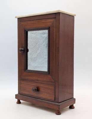 une vieille armoire en bois avec une porte vitrée et un plateau en marbre