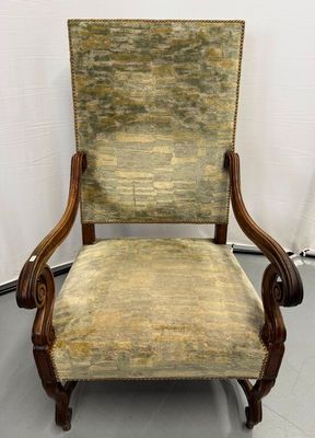 une vieille chaise en bois avec une assise rembourrée verte