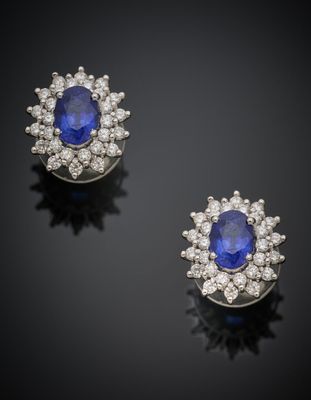 une paire de boucles d'oreilles en saphir et diamant