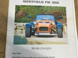 une photo d'une brochure sur laquelle figure la photo d'une voiture