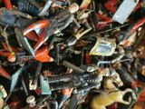 une pile de petits soldats posée sur une table