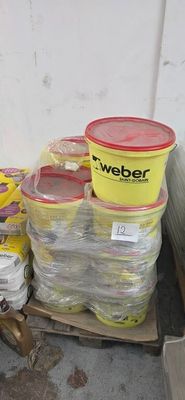 Plusieurs seaux de nourriture sont empilés sur une palette