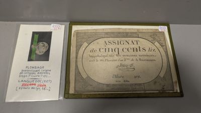 une vieille assiette en argent sur laquelle figurent les portraits d'un homme et d'une femme