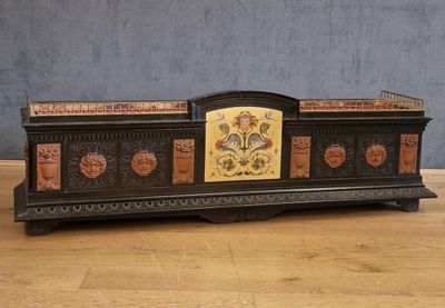 une image représentant un coffre en bois posé sur un parquet