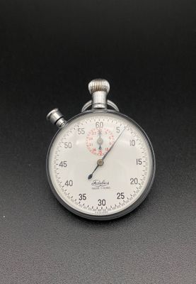 un gros plan d'un chronomètre posé sur une surface noire