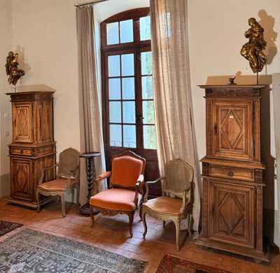 un salon équipé d'un canapé, de fauteuils et d'un meuble