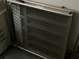 un radiateur en métal qui se trouve dans une pièce