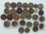 un lot de pièces de monnaie posées sur une table