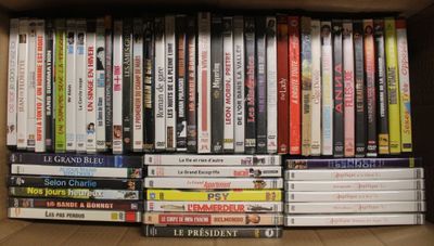 un grand nombre de dvd dans une boîte posée sur le sol