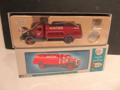 un camion de pompiers rouge posé sur une boîte