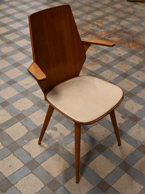 une chaise posée sur un sol à carreaux