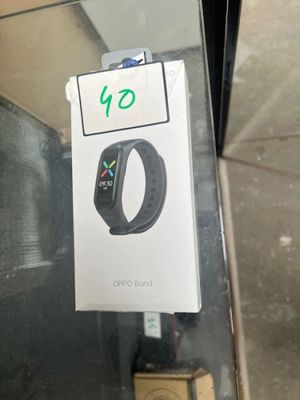 une boîte sur laquelle est représentée une Apple Watch et une boîte sur laquelle est représentée une Apple Watch