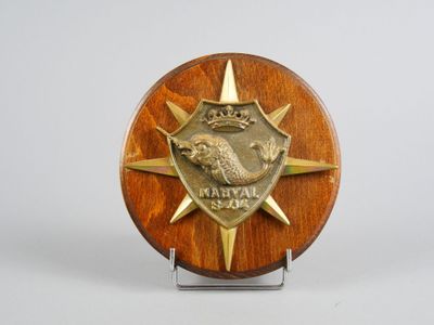 plaque en bois ornée d'une étoile dorée surmontée d'une couronne