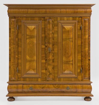 un meuble ancien en bois avec deux portes et deux tiroirs