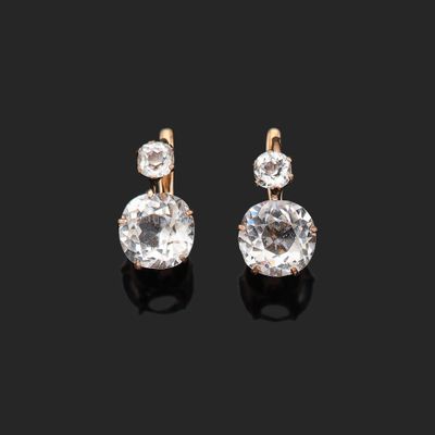 une paire de boucles d'oreilles en diamant et or