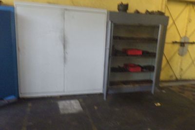deux armoires dans un garage, avec des outils sur les étagères