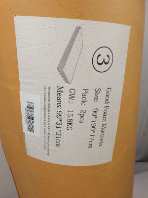 un vase jaune orné d'un autocollant, posé sur une table