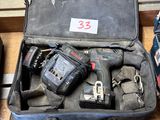 une valise remplie d'outils posée sur un plancher en bois
