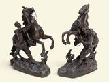 deux statues représentant un homme à cheval et un homme à cheval