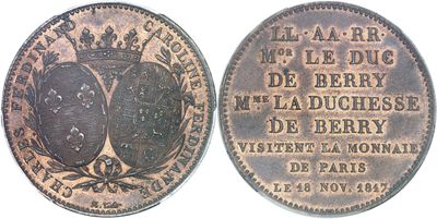 Gros plan sur une pièce de monnaie ornée d'une couronne