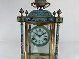 une horloge posée sur une table