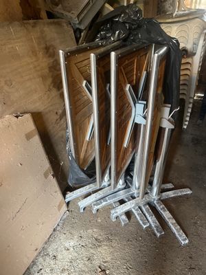 une pile de chaises qui se trouvent dans une pièce