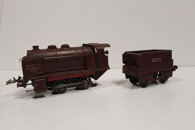 deux petits trains assis côte à côte sur une surface blanche