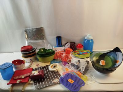 une table sur laquelle se trouvent de nombreux objets différents