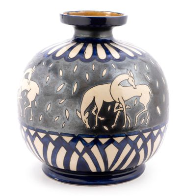 un vase bleu et blanc sur lequel est représenté un homme à cheval