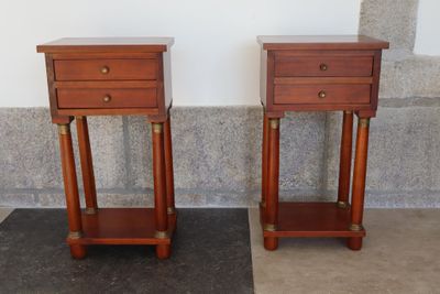 deux tables en bois avec des tiroirs de chaque côté