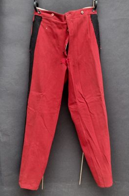 un pantalon rouge suspendu à une corde à linge