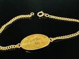 bracelet plaqué or avec une pièce de monnaie sur fond noir
