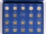 une image représentant une boîte bleue remplie de différentes sortes de pièces de monnaie
