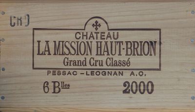 une boîte en bois sur laquelle est apposée une étiquette portant l'inscription « Château La Maison Haut-Brion, Grand Cru Classé »